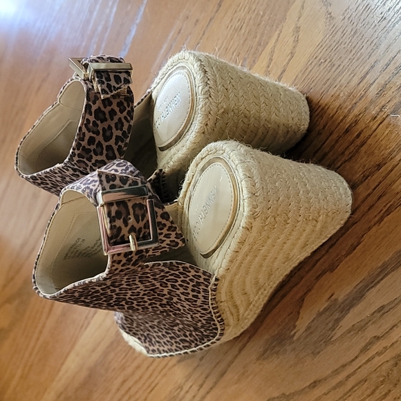 Kenneth Cole 'Olivia' Peep-Toe Espadrille Wedges - Picture 2 of 9